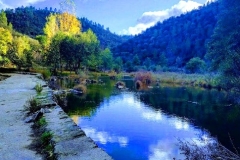 Kleiner Stausee mitten im Wald (Muro)